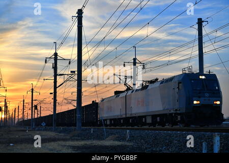 (181028) -- Pechino, 28 ottobre 2018 (Xinhua) -- un treno merci viene eseguito sulla ferrovia Datong-Qinhuangdao in Datong, nel nord della Cina di nella provincia di Shanxi, 24 ottobre, 2018. (Xinhua/Cao Yang) Foto Stock