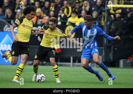 Dortmund, Germania. 27 ott 2018. Axel Witsel (L) e Raffaello Guerreiro (C) del BVB Borussia Dortmund vie con Niklas Stark di Hertha BSC durante la Bundesliga match tra BVB Borussia Dortmund e Hertha BSC a Dortmund, Germania, il Ott 27, 2018. La partita si è conclusa con un pareggio per 2-2. Credito: Joachim Bywaletz/Xinhua/Alamy Live News Foto Stock