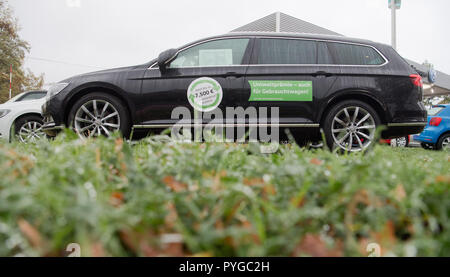 Hannover, Germania. 26 ott 2018. Un usato Volkswagen Passat è disponibile da un concessionario per l annuale e di automobili usate. VW è reagire al diesel discussione con un altro annuncio di sconto. Modelli di qualsiasi produttore sono presi indietro - e l'acquisto di una nuova auto o anche una giovane Automobile usata è supportato in ritorno con uno sconto. Credito: Julian Stratenschulte/dpa/Alamy Live News Foto Stock