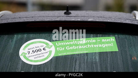 Hannover, Germania. 26 ott 2018. Un usato Volkswagen Passat è disponibile da un concessionario per l annuale e di automobili usate. VW è reagire al diesel discussione con un altro annuncio di sconto. Modelli di qualsiasi produttore sono presi indietro - e l'acquisto di una nuova auto o anche una giovane Automobile usata è supportato in ritorno con uno sconto. Credito: Julian Stratenschulte/dpa/Alamy Live News Foto Stock
