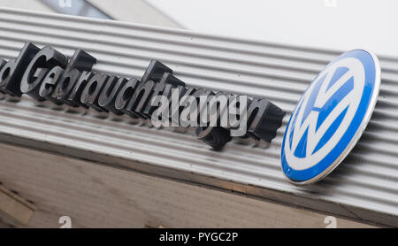 Hannover, Germania. 26 ott 2018. Un lettering pende presso un rivenditore per annuale e di autovetture usate da Volkswagen. VW è reagire al diesel discussione con un altro annuncio di sconto. Modelli di qualsiasi produttore sono presi indietro - e l'acquisto di una nuova auto o anche una giovane Automobile usata è supportato in ritorno con uno sconto. Credito: Julian Stratenschulte/dpa/Alamy Live News Foto Stock