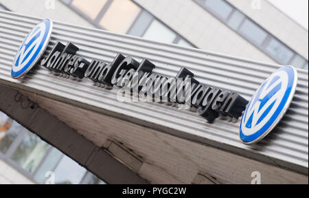 Hannover, Germania. 26 ott 2018. Un lettering pende presso un rivenditore per annuale e di autovetture usate da Volkswagen. VW è reagire al diesel discussione con un altro annuncio di sconto. Modelli di qualsiasi produttore sono presi indietro - e l'acquisto di una nuova auto o anche una giovane Automobile usata è supportato in ritorno con uno sconto. Credito: Julian Stratenschulte/dpa/Alamy Live News Foto Stock