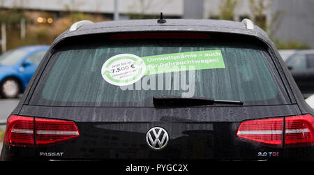 Hannover, Germania. 26 ott 2018. Un usato Volkswagen Passat è disponibile da un concessionario per l annuale e di automobili usate. VW è reagire al diesel discussione con un altro annuncio di sconto. Modelli di qualsiasi produttore sono presi indietro - e l'acquisto di una nuova auto o anche una giovane Automobile usata è supportato in ritorno con uno sconto. Credito: Julian Stratenschulte/dpa/Alamy Live News Foto Stock