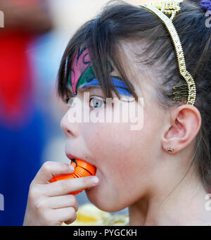 Los Angeles, Stati Uniti d'America. 27 ott 2018. Una ragazza assiste ad una parata di Halloween a Los Angeles, Stati Uniti, Ottobre 27, 2018. Credito: Li Ying/Xinhua/Alamy Live News Foto Stock