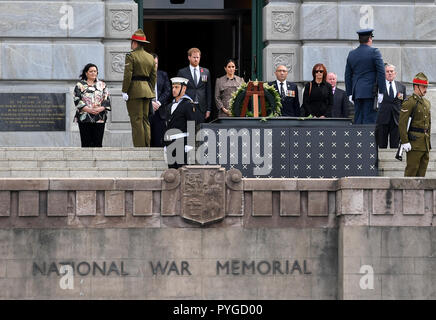 Wellington, Nuova Zelanda. 28 ott 2018. La Gran Bretagna è il principe Harry (C-L), il Duca di Sussex e sua moglie Meghan (C-R), duchessa di Sussex, assistere ad una cerimonia di Pukeahu National War Memorial Park a Wellington, Nuova Zelanda, 28 ottobre 2018. La coppia reale è iniziato domenica quattro giorni di visita in Nuova Zelanda. Credito: Guo Lei/Xinhua/Alamy Live News Foto Stock