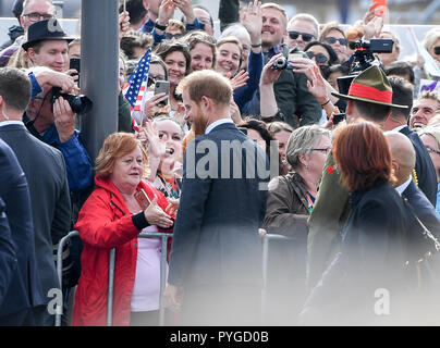 Wellington, Nuova Zelanda. 28 ott 2018. La Gran Bretagna è il principe Harry (C, anteriore), il Duca di Sussex, saluta la gente alla Pukeahu National War Memorial Park a Wellington, Nuova Zelanda, 28 ottobre 2018. La coppia reale è iniziato domenica quattro giorni di visita in Nuova Zelanda. Credito: Guo Lei/Xinhua/Alamy Live News Foto Stock