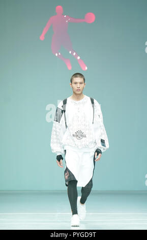 (181028) -- Pechino, 28 ottobre 2018 (Xinhua) -- un modello presenta una creazione durante la Coppa Qiaodan xiii la Cina di indossare abbigliamento sportivo concorso di progettazione durante la China Fashion Week di Pechino, capitale della Cina, 28 ottobre 2018. (Xinhua/Chen Jianli) (yxb) Foto Stock