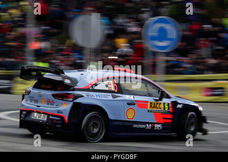 Riudecanyes, Barcelona, Spagna. 28 ott 2018. FIA World Rally Championship di Spagna; Dani Sordo Carlos del Barrio di Hyundai Motorsport nella rotonda famoso in El Coll de la Teixeta Credito: Azione Sport Plus/Alamy Live News Foto Stock