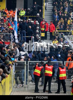 Dortmund, Deutschland. 27 ott 2018. firo: 27.10.2018, calcio, 1.Bundesliga, stagione 2018/2019, BVB, Borussia Dortmund - Hertha BSC Berlin, Hertha fans, Ultras lotta con la polizia, violenza | Utilizzo di credito in tutto il mondo: dpa/Alamy Live News Foto Stock