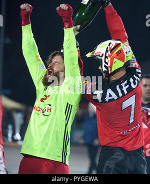 Rheinstetten Moersch, Deutschland. 27 ott 2018. Tripudio risorto circa il campionato tedesco 2018: Justin Tichatschek (Moersch) germogli goalie Timo Neu (Moersch) champagne sopra la sua testa. GES/Motoball/prima lega, finali per il campionato tedesco 2018, MSC Puma Kuppenheim - MSC Typhoon Moersch, 27.10.2018 Motoball: prima lega: Finale MSC Puma Kuppenheim - MSC Typhoon Moersch, Moersch, Ottobre 27, 2018 | Utilizzo di credito in tutto il mondo: dpa/Alamy Live News Foto Stock