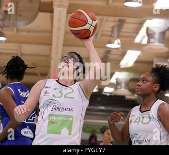 Bad Aibling, Germnany. 27 ott 2018. Da sinistra Lindsay SHERBERT (Bad Aibling/US), destinatario Lashea giovani (Bad Aibling/US), .tedesco Womans Basketball League 2018/19, Oct 27, 2018 Firegirls Bad Aibling vs TSV Wasserburg, .Sportspark Bad Aibling, Credito: Wolfgang Fehrmann/ZUMA filo/Alamy Live News Foto Stock