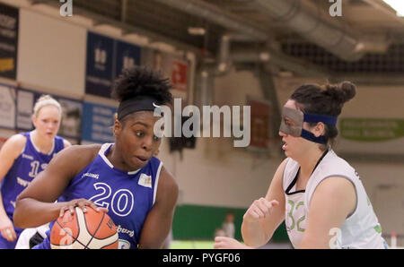 Bad Aibling, Germnany. 27 ott 2018. Da sinistra Ashley Briana WILLIAMS (Wasserburg/US), Lindsay SHERBERT (Bad Aibling/US), .tedesco Womans Basketball League 2018/19, Oct 27, 2018 Firegirls Bad Aibling vs TSV Wasserburg, Sportspark Bad Aibling, Credito: Wolfgang Fehrmann/ZUMA filo/Alamy Live News Foto Stock