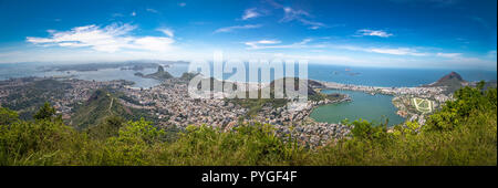 Panoramica vista aerea di Rio de Janeiro con la montagna Sugar Loaf e Rodrigo de Freitas Lagoon - Rio de Janeiro, Brasile Foto Stock