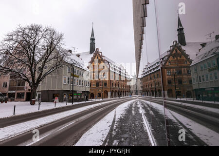 Neue St withTown hall, Rathaus riflessione nella Kunsthalle Weishaupt, vetro , Ulm, Baden-Württemberg, Germania Foto Stock