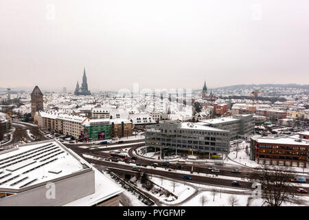 In inverno la neve vista di Ulm dal Maritim Hotel con l'Ulm Minster, Baden-Württemberg, Germania, Foto Stock