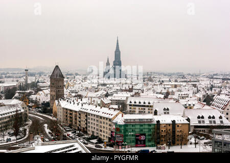 In inverno la neve vista di Ulm dal Maritim Hotel con l'Ulm Minster, Baden-Württemberg, Germania, Foto Stock