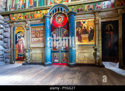 Sviyažsk, Russia - 11 Giugno 2018: frammento dell'iconostasi ortodossa all'interno del legno antica chiesa della Trinità sul Sviyažsk isola Foto Stock