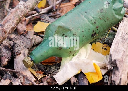 Bottiglie in vetro e in plastica gettati via e lasciato in natura, il cumulo di rifiuti. Ecologico, ecologia, industria del riciclaggio non, ecologia, materiale riciclato. Foto Stock