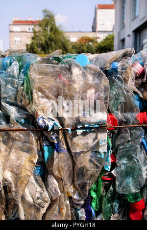 Le bottiglie di plastica sulla pila, pronto per ottenere riciclati. Riciclaggio di bottiglie di plastica. Pila di confezionato e pronto di riciclaggio di bottiglie in plastica. Il riciclaggio. Foto Stock