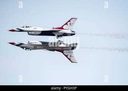 Noi Airforce Thunderbirds eseguendo un passaggio di riflessione Foto Stock