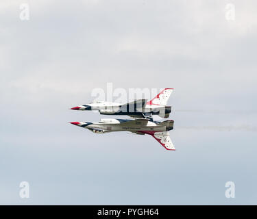 Noi Airforce Thunderbirds eseguendo la loro riflessione Pass presso il Westfield Airshow di Foto Stock