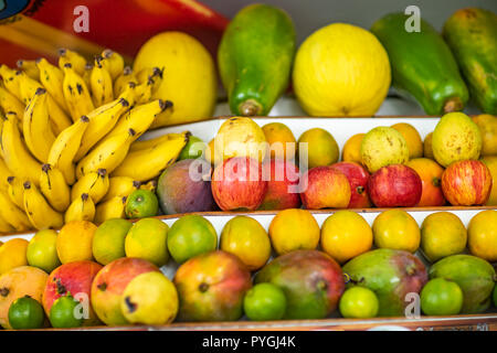 Freschi frutti sani su scaffali in un supermercato. Foto Stock