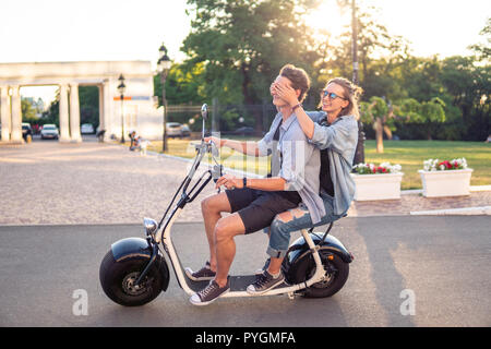 Bella giovane coppia felice la guida elettrica bici Foto Stock