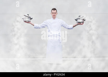 Alimentazione master chef ebollizione con le sue mani con i lotti del concetto di vapore Foto Stock