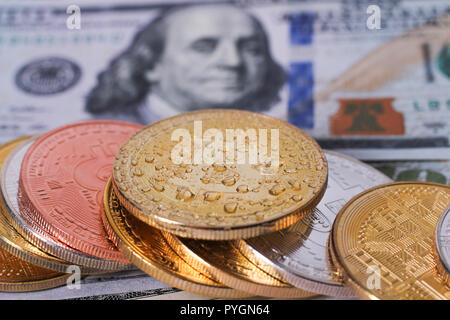 Golden bitcoin moneta in dollari US close up. Foto Stock