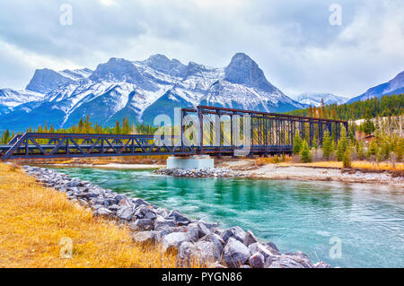 Storico motore Canmore Bridge è un ponte di travatura reticolare sopra il Fiume Bow nelle Montagne Rocciose Canadesi di Alberta. Il ponte è stato costruito dalla Canadian Pacific R Foto Stock