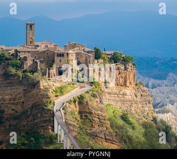 La famosa Civita di Bagnoregio colpita dal sole in un giorno di tempesta. Provincia di Viterbo, Lazio, Italia. Foto Stock