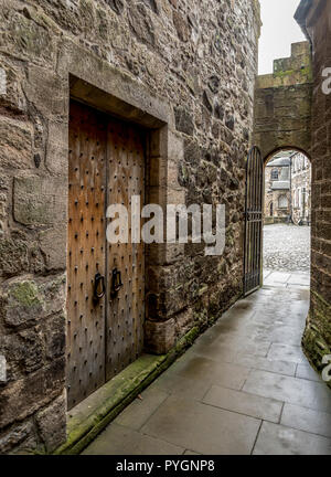 Un sentiero stretto all'interno del Castello di Stirling e al tempo stesso esplorare durante un tour in Scozia Foto Stock