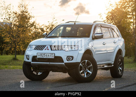 Mitsubishi Pajero Sport e alberi in autunno in una giornata di sole. Khabarovsk, Russia. Ottobre 12, 2018 Foto Stock