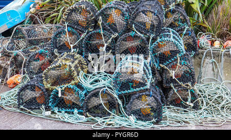 Trappole di aragosta impilati con funi, boe lungo la costa irlandese Foto Stock