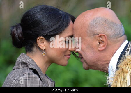 La Duchessa di Sussex riceve un hongi, un tradizionale saluto Maori, ad un ufficiale di cerimonia di benvenuto nella Government House di Wellington, il primo giorno della coppia reale il tour della Nuova Zelanda. Foto Stock