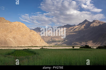 In tarda serata la vista della bocca del corridoio afghano e la confluenza del Pamir e Wakhan fiumi come si fondono nel fiume Panj, Langar, Tagikistan Foto Stock