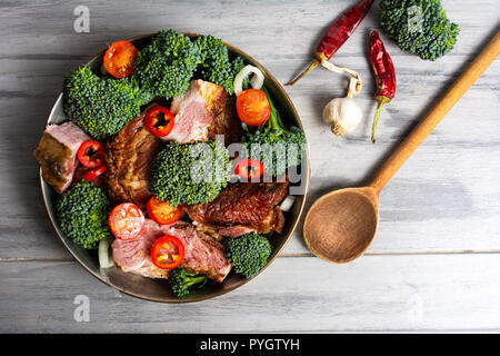 Di carne con verdure per la cottura in una pentola vista superiore Foto Stock