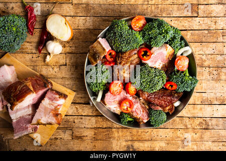 Di carne con verdure per la cottura in una pentola vista superiore Foto Stock