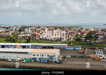 Fort-de-France, Martinica - 19 dicembre 2016: un quartiere residenziale e magazzini in primo piano al Porto di Fort de France, la capitale di Foto Stock