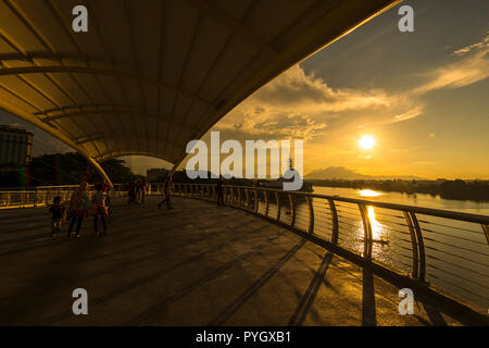 Darul Hana bridge è il più lungo ponte pedonale in Malesia con una bella architettura design moderno. Situato a Kuching warerfront del Fiume Sarawak Foto Stock