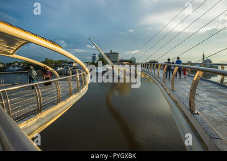 Darul Hana bridge è il più lungo ponte pedonale in Malesia con una bella architettura design moderno. Situato a Kuching warerfront del Fiume Sarawak Foto Stock