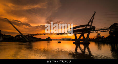 Darul Hana bridge è il più lungo ponte pedonale in Malesia con una bella architettura design moderno. Situato a Kuching warerfront del Fiume Sarawak Foto Stock
