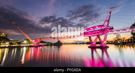 Darul Hana bridge è il più lungo ponte pedonale in Malesia con una bella architettura design moderno. Situato a Kuching warerfront del Fiume Sarawak Foto Stock