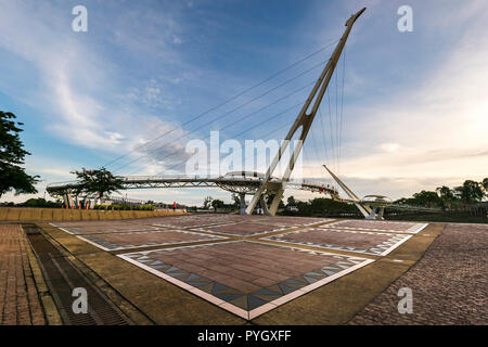 Darul Hana bridge è il più lungo ponte pedonale in Malesia con una bella architettura design moderno. Situato a Kuching warerfront del Fiume Sarawak Foto Stock