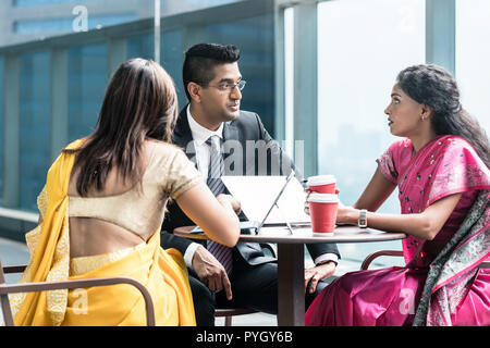 Tre Indian business persone che parlano durante la pausa di lavoro Foto Stock