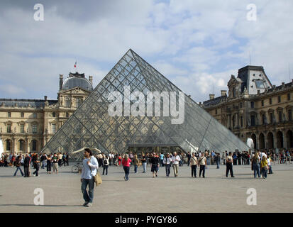 L' entrata principale del museo del Louvre è questa famosa e splendida, vetro e metallo piramide nel quadrante principale della galleria d'arte di Parigi, Francia. Foto Stock