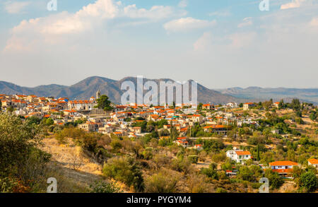 Panorama di Lefkara, cucina cipriota tradizionale villaggio con tetto rosso case e le montagne sullo sfondo, distretto di Larnaca, Cipro Foto Stock