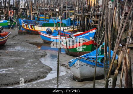 Carrasqueira, Portogallo - 28 Novembre 2009: vista del Dock Palafitic di Carrasqueira con colorate barche da pesca vicino a comporta in Portogallo, Europa Foto Stock