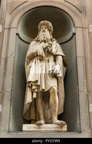 Vista a Leonardo da Vinci un monumento a Firenze, Italia Foto Stock