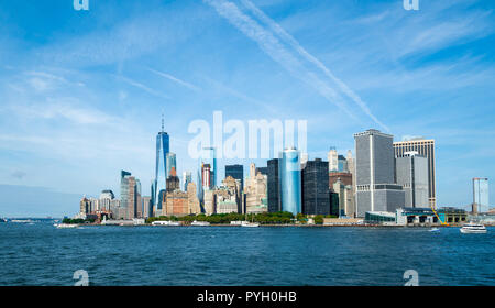 Vista della parte inferiore di Manhattan a New York da Staten Island Ferry Foto Stock